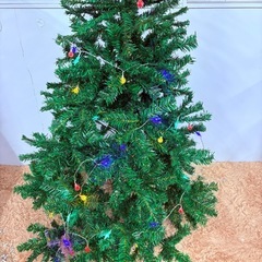 新品 たくさん在庫 クリスマスツリー 高さ180cm  カラフルLEDライト付き　　人工クリスマスツリー　プレミアムホリデー　金属製ヒンジ　折りたたみの画像