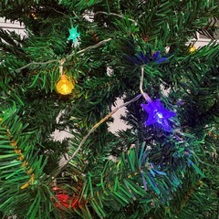 新品　たくさん在庫 クリスマスツリー 高さ150cm  カラフルLEDライト付き　　人工クリスマスツリー　プレミアムホリデー　金属製ヒンジ　折りたたみの画像