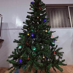 新品　たくさん在庫 クリスマスツリー 高さ150cm  カラフルLEDライト付き　　人工クリスマスツリー　プレミアムホリデー　金属製ヒンジ　折りたたみの画像