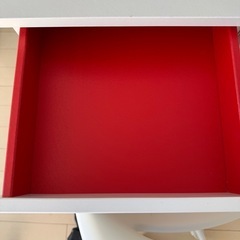 IKEA　ドレッサーと椅子の画像