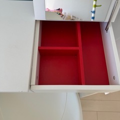 IKEA　ドレッサーと椅子の画像