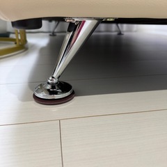 早めに取りに来てくれる方しっかりと連絡が取れる方《昼間は時間があまりないので、夜間にご連絡いただけると助かります》希望です。🌸🌼🧡大阪の家具屋で購入しました🍀カウチソファーの画像