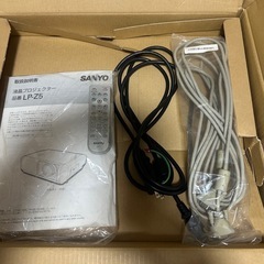 大特価！SANYO ホームプロジェクター&スクリーン（80inch）セットの画像