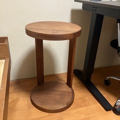 木製テーブルの画像