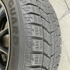 スタッドレスタイヤとアルミホイールの画像