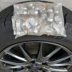 スタッドレスタイヤとアルミホイールの画像