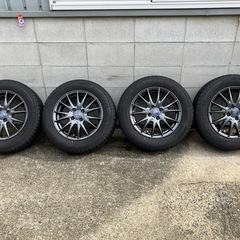 スタッドレスタイヤとアルミホイールの画像
