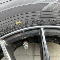 スタッドレスタイヤとアルミホイールの画像