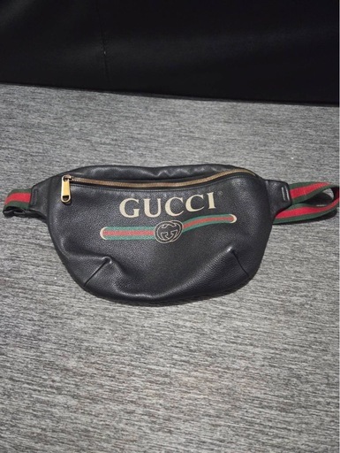 GUCCI ブラックレザー　ボディバッグ