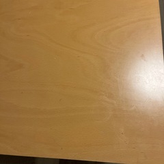 テーブルと椅子の画像