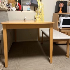 テーブルと椅子の画像