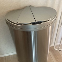 自動開閉ゴミ箱の画像