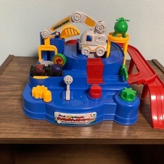 電車おもちゃと車のレールおもちゃの画像