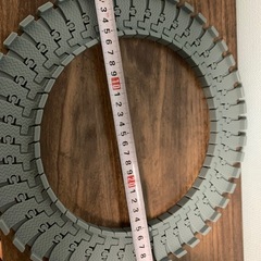 電車おもちゃと車のレールおもちゃの画像