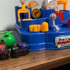 電車おもちゃと車のレールおもちゃの画像