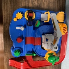 電車おもちゃと車のレールおもちゃの画像