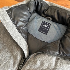 GAPのダウンベストの画像