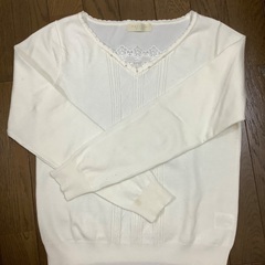 薄手ニット白カットソーの画像