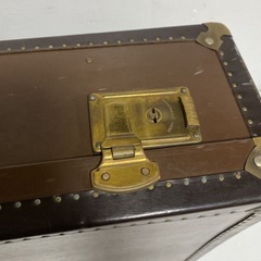 アンティーク 大きな古いトランク 旅行鞄 店舗什器 ディスプレイ 当時物 昭和レトロ ヴィンテージ インテリア 大型 スーツケース ブラウンの画像