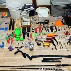 バケツ類やクーラーボックス、道具入れ　モバイルバッテリー✖️2個、集魚灯✖️2個、3000Wと1000W LEDも付けて
の画像