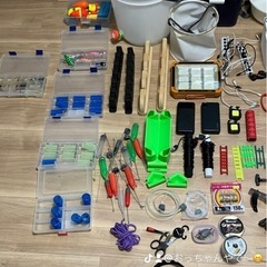バケツ類やクーラーボックス、道具入れ　モバイルバッテリー✖️2個、集魚灯✖️2個、3000Wと1000W LEDも付けて
の画像