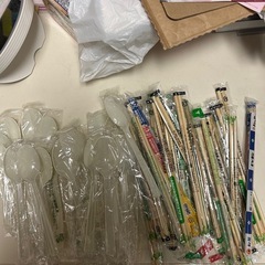 使い捨てスプーンと割り箸セットの画像