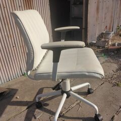 事務用：イス、両肘付：車輪４個付」、色相：ホワイト：中古品：の画像