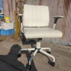 事務用：イス、両肘付：車輪４個付」、色相：ホワイト：中古品：の画像