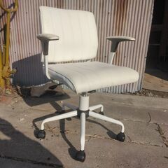 事務用：イス、両肘付：車輪４個付」、色相：ホワイト：中古品：の画像