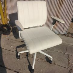 事務用：イス、両肘付：車輪４個付」、色相：ホワイト：中古品：の画像