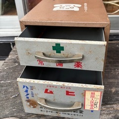 1970sブリキの昭和レトロな常備薬入れの画像