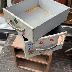 1970sブリキの昭和レトロな常備薬入れの画像