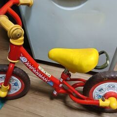幼児用トイレとアンパンマンストライダーの画像