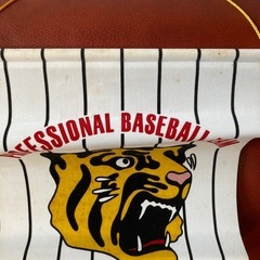 阪神タイガース優勝！ペナントとミニチュアバットの画像