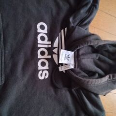 アディダス黒トレーナーの画像