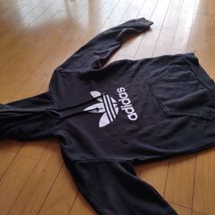 アディダス黒トレーナーの画像