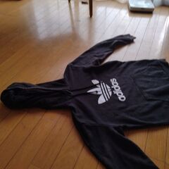 アディダス黒トレーナーの画像