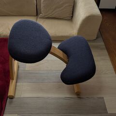 高さや角度を調整できる勉強用の椅子の画像