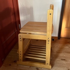 ⭕️学習机で使ってた椅子★コロ付きの画像