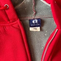 largeサイズ　赤　パーカー　の画像