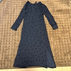 ドット柄黒ワンピースの画像