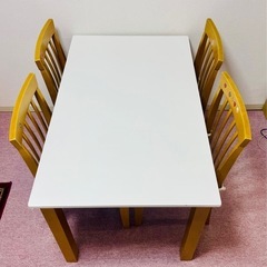 ダイニングテーブルの画像