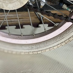 子供🚲と腕と脚のカバーと足で動く乗り物の画像