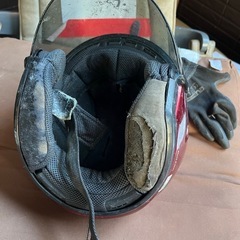 無料　ヘルメット　かなりの傷みあります。の画像