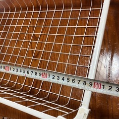 白い鉄樹脂加工カゴ、いろんな物収納できます。の画像