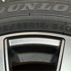 バリ山 高年式2024年製造 175/65R15 ダンロップ スタッドレスタイヤホイールセット4本の画像