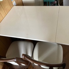 食卓テーブルの画像