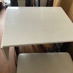 食卓テーブルの画像