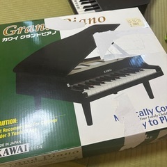 ピアノ(訳あり)と人形ベビーカーの画像