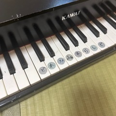 ピアノ(訳あり)と人形ベビーカーの画像